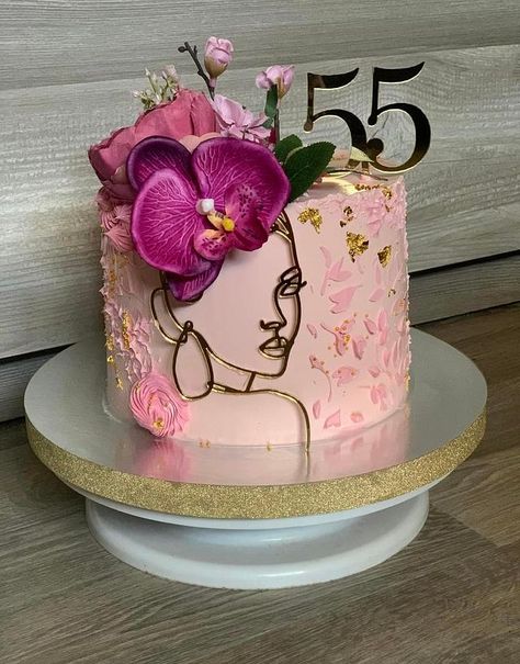 Cake With Fake Flowers On Top, 35 Bday Cake, 40 Th Birthday Cakes For Women, 45 Birthday Cake Women, Trendy Birthday Cakes For Women, Trendy Cake Designs, Sugar Free Pastries, Black Cinderella, Mummy Cake