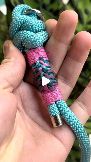 Paracord.eu on Instagram: "Easy to follow instructions to make a dogleash with the well known Ringbolt Hitching 😍 Comment “SLOWER” for a slower tutorial of the Ringbolt Hitching 🎥 #ringbolthitch #ringbolt #paracordeu #paracord550 #dogleashes #dogleash #dogcollar #paracordtutorials #handmade" Paracord Wrap Handle Tutorials, Paracord Leash Diy, Paracord Leash Tutorial, Paracord Dog Collar Diy Tutorials, Dog Harness Tutorial, Paracord Dog Leash Tutorial, Dog Collar Diy Tutorials, Paracord Wrap Handle, Bracelet Making Tutorial