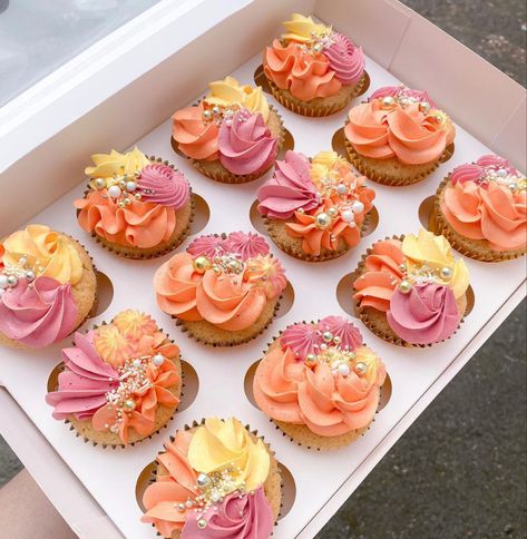 Pink And Peach Cupcakes, Cake Color Schemes, Sunset Cupcake Ideas, Peach Color Cupcakes, Peach Theme Cupcakes, Pink And Yellow Cupcakes, Orange Cupcakes Decoration, 70s Cupcakes, Sunset Cupcakes