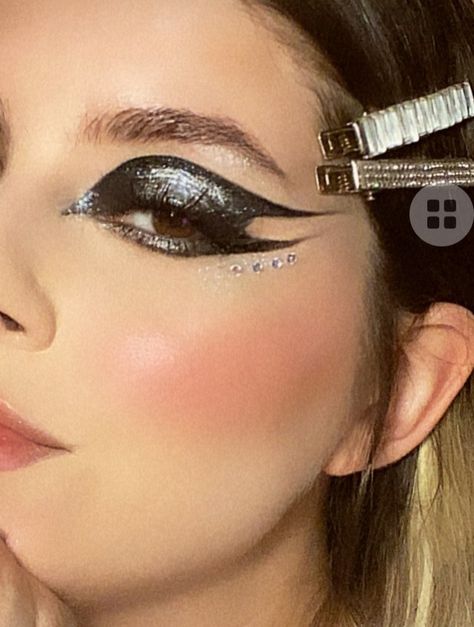 Glam Rock Makeup Looks, Rock Concert Makeup, Futuristic Makeup Looks, Glam Rock Makeup, Competition Makeup, Futuristic Makeup, Shiny Makeup, Rock Makeup, Mekap Mata