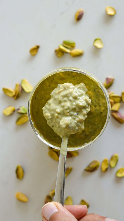 Pistachio Overnight Oats Recipe - The Cooking Foodie Pistachio Overnight Oats, Pistachio Oats, The Cooking Foodie, Pistachio Paste, Peanut Butter Oat Bars, Blueberry Overnight Oats, Banana Oatmeal Muffins, Oat Recipes Healthy, Pistachio Butter