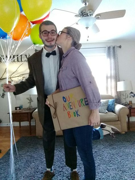 Easy DIY Halloween Costume Carl and Ellie from UP Ellie Fredricksen Costume, Carl Ellie Costume, Ellie From Up, Ellie Up Costume, Carl Disneybound, Up Couple Costume, Carl And Ellie Costume, Mr Fredrickson, Diy Disney Halloween Costumes