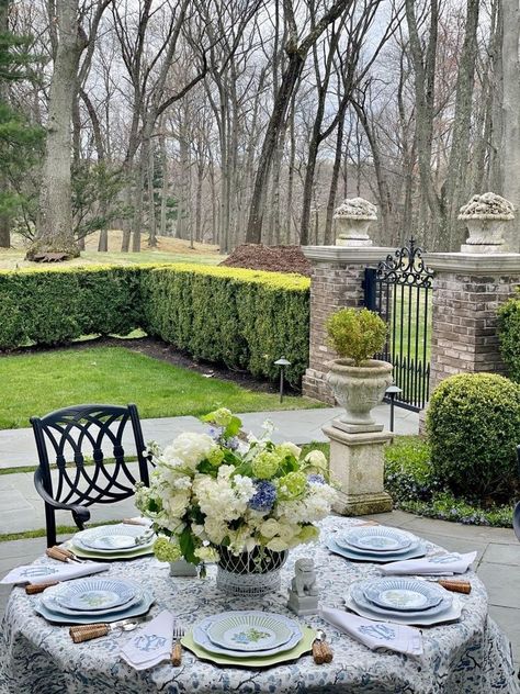 Enchanted Home Decor, Picasso Table, Beautiful Settings, Conservatory Ideas, Williamsburg Christmas, Blue Picasso, Home Decor Apartment, Blue Patio, Hydrangea Garden