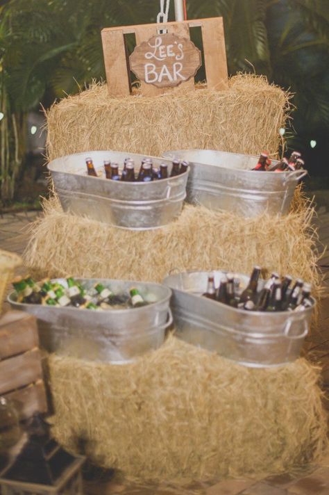 Simple Rustic Wedding Simple Country Wedding Ideas, Wedding Drink Bar, Country Style Wedding, Elegant Country, Wedding Cake Rustic, בר מצווה, Unique Wedding Venues, Wedding Drink, Rustic Country Wedding