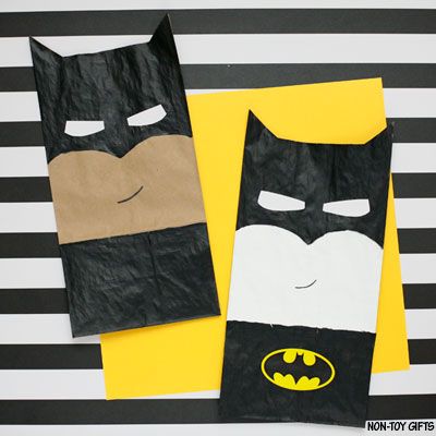 Make an easy paper bag Batman craft. Paint, cut and glue and kids can turn a brown paper bag into their favorite superhero. Batman Crafts, Hero Crafts, Superhero Crafts, Superhero Classroom, Paper Bag Crafts, Paper Bag Puppets, Tetra Pak, Non Toy Gifts, Puppet Crafts