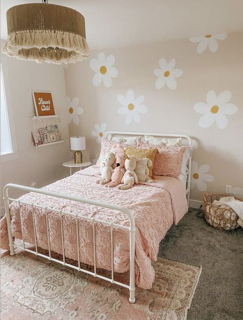 70s Floral Nursery, Simple Kids Room Girl, Daisy Room Decor Ideas, Girls Room Wall Ideas, Pink Room Toddler, Weird Bedroom Layout, Light Pink Toddler Room, Daisy Accent Wall, Toddler Girl Room Colorful