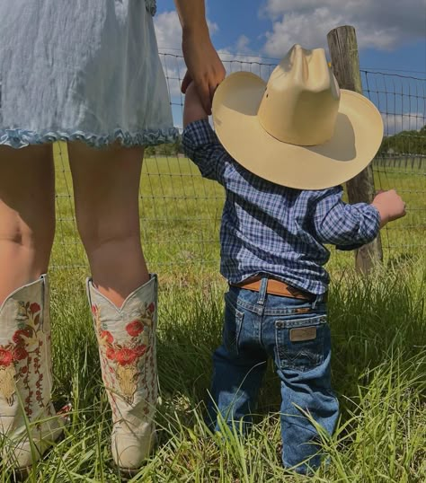 Mommy Me Photoshoot, Cowboy Baby, Dream Family, Country Kids, Estilo Country, Country Lifestyle, Baby Fits, Cute N Country, Future Mom