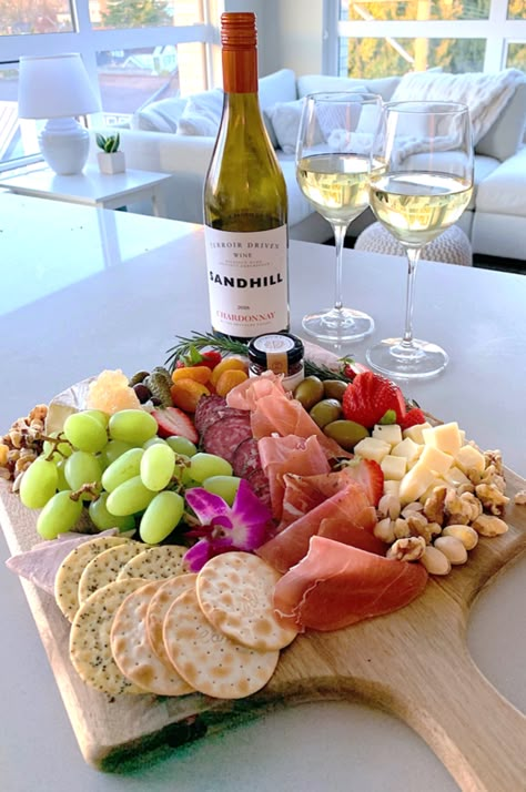 Charcuterie Inspiration, Party Food Platters, Charcuterie Recipes, Date Night In, Party Food Appetizers, Food Platters, Food Presentation, Food Obsession, Pretty Food