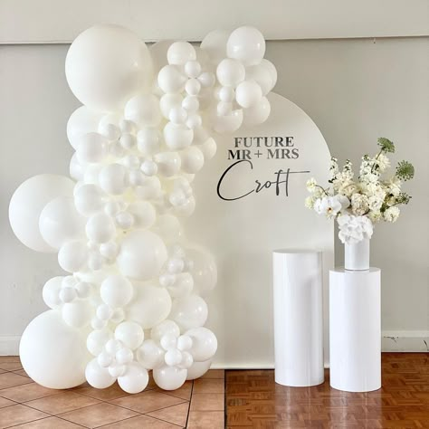 Proposal Balloon Backdrop Ideas, Backdrop Ideas For Engagement Party, Bridal Shower Outside Decorations, White Bridal Shower Balloon Arch, White Ballons Deco, Engagement Party Balloons Arch, Engagement Party Balloon Arch Backdrop, Party Decorations Minimalist, Mr & Mrs Backdrop