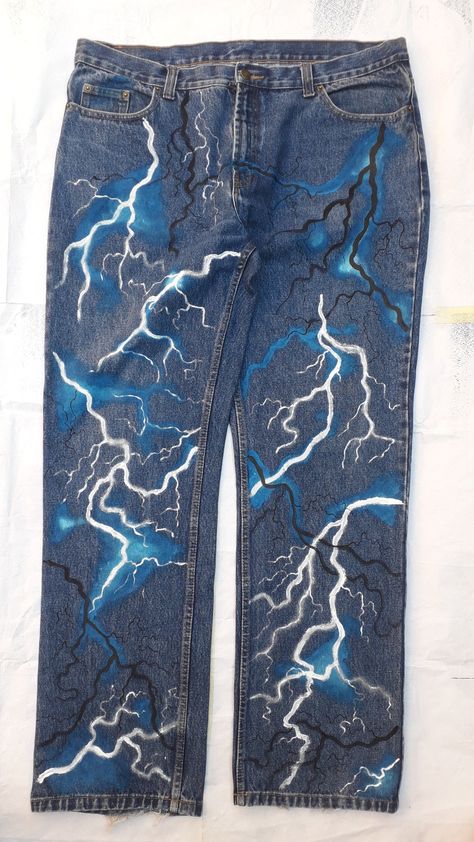 Custom Shorts Paint, Vintage Jeans Outfit, Pent Design, Customized Dress, Jeans Drawing, Painted Clothes Diy, Painted Denim Jacket, Diy Clothes And Shoes, Streetwear Jeans