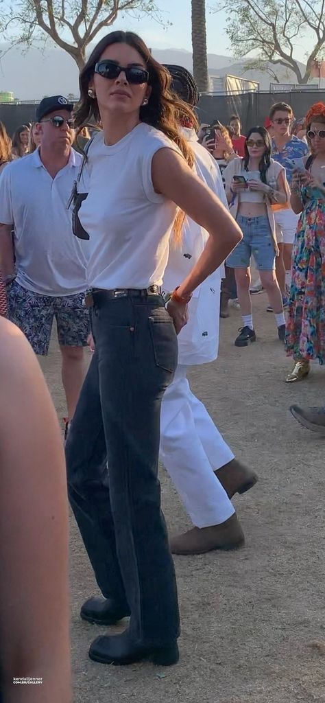 Coachella Conservative Outfits, Coachella Outfit Kendall Jenner, Kendall Jenner Coachella 2023, Minimal Festival Outfit, Kendall Jenner Festival Outfits, Kendall Jenner Concert Outfits, Kendall Jenner Coachella Outfit, Kendall Jenner Festival, Kendall Jenner Cowgirl