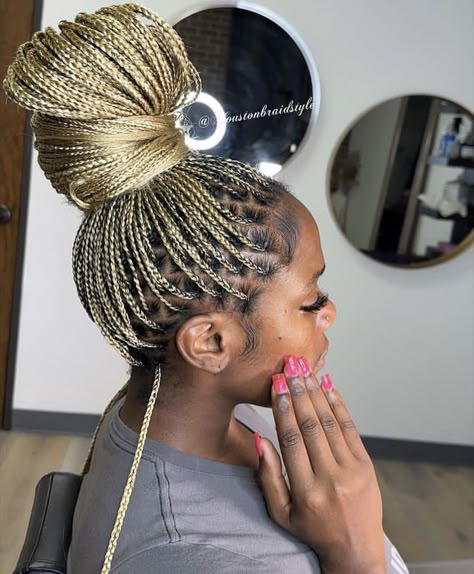 No Part Knotless Braids, Knotless Box Braids In A Bun, Blonde Cornrows Black Women, Blonde Goddess Knotless Braids, Mixed Colour Braids, Mixed Color Braids, Color Braids For Black Women, Blonde Boho Knotless Braids, Mixed Braids