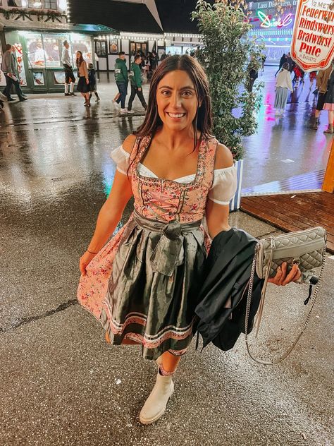 German Outfits Women, Oktoberfest In Germany, Oktoberfest Outfits, Oktoberfest Woman, German Outfit, University Outfit, Flannel Outfits, German Girl, German Beer