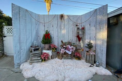 Diy Christmas Photo Backdrop Outdoor, Christmas Photography Set Up Outdoor, Christmas Photo Opportunity Ideas, Christmas Photo Backdrop Ideas Diy Outdoor, Christmas Photo Booth Outdoor, Diy Christmas Pictures Family Backdrops, Outdoor Christmas Photoshoot Setup Diy, Easy Holiday Photo Backdrop, Outdoor Photo Prop Ideas