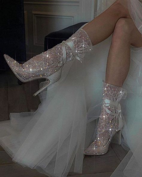 Shimmer Aesthetic, Winter Wedding Shoes, Perfect Wedding Shoes, Pretty Quinceanera Dresses, 90s Hip Hop Fashion, Sparkle Heels, Fashion Shoes Heels, Stunning Prom Dresses, Prom Heels