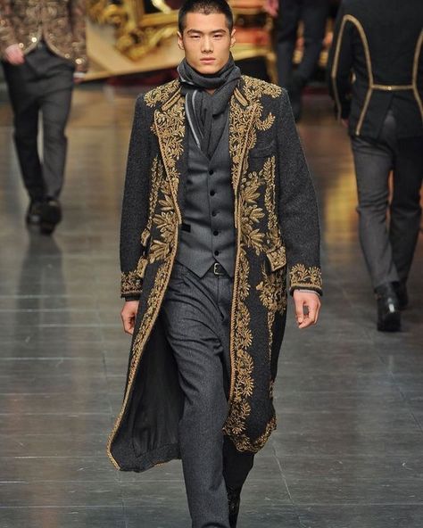 Laura du Pre on Instagram: “#Renaissance inspired #fashion: Dolce & Gabbana Mens A/W 2012. #fashionlook #renaissancefashion #renaissancestyle #hautecouture #couture…” Steampunk Gadgets, Milan Men's Fashion Week, Der Gentleman, Fall Fashion Coats, Diesel Punk, Steampunk Decor, Mens Fashion Week, Baroque Fashion, Mens Winter Fashion