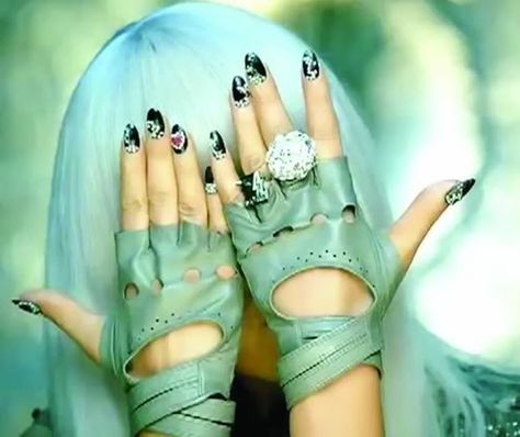 The Lacquer Files: Lady Gaga Inspired Nails Poker Face Lady Gaga, Lady Gaga Nails, Lady Gaga Halloween, Lady Gaga Halloween Costume, Lady Gaga Costume, Face Video, Kandee Johnson, Lady Gaga Fashion, Lady Gaga Photos