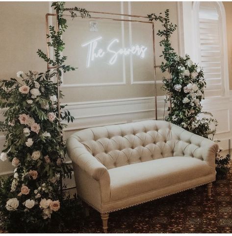 Wedding Couch Backdrop, Reception Couch Seating, Wedding Couch Seating Receptions, Wedding Portrait Lounge, Portrait Lounge Wedding, Wedding Guest Photo Backdrop, Wedding Couch Seating, Couch Wedding Photos, Photo Corner Wedding