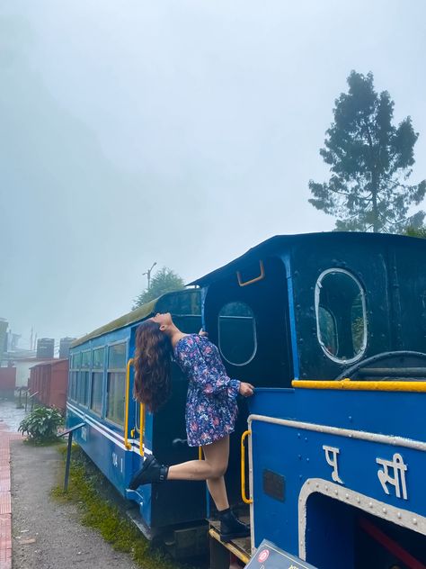 Darjeeling Trip Outfit Ideas, Darjeeling Toy Train Photography, Darjeeling Aesthetic Outfit, Train Poses Photography, Ooty India Aesthetic, Darjeeling Photography Ideas, Darjeeling Photography Pose, Darjeeling Aesthetic Photos, Outfits For Hill Station Trip