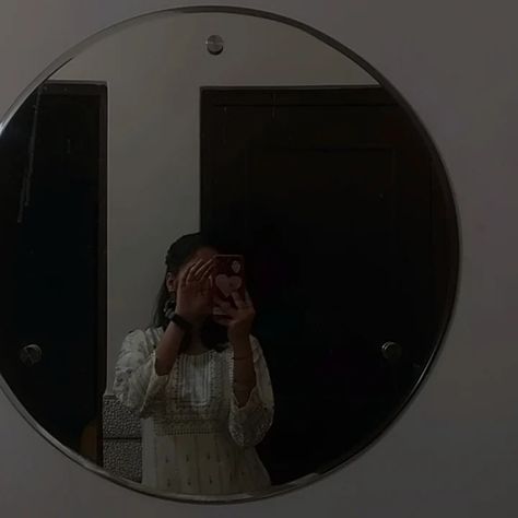 Instagram Dp Mirror Selfie, Beautiful Mirror Selfie, Mirrors Selfie Aesthetic, Mirror Selfie Aesthetic Girly, Profile Picture Instagram Mirror Pic, Girly Photography Aesthetic Face Mirror, Girls Mirror Aesthetic, Fake Insta Story Mirror Pics, Mirror Selfie Poses Instagram Dp