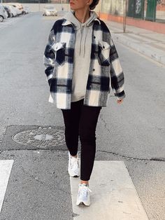 Checkered Jacket Outfit, Coat And Sneakers, Sweatpants Outfit For School, Simple Fall Outfits Casual, Trendy Outfits With Sweatpants, Trendy Outfits Edgy, Winter Outfits Aesthetic, Checkered Jacket, Simple Fall Outfits