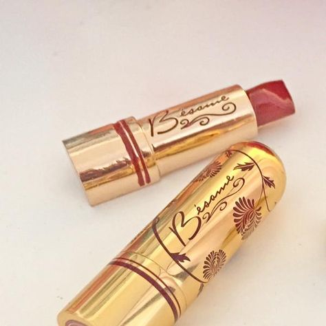 @besamecosmetics the Besame brooch with the lipstick #besamecosmetics 💋💄 #vintagecosmetics #vintagemakeup I adore them all #vintage #makeup just too beautiful 💋💄 I love 💋💄 beautiful things Vintage Looking Makeup Products, Besame Lipstick Chocolate Kiss, Besame Cosmetics Marilyn Monroe, 1970s Makeup Products, Besame Cosmetics Lipsticks, Besame Cosmetics, Vintage Cosmetics, Vintage Makeup, Vintage Aesthetic