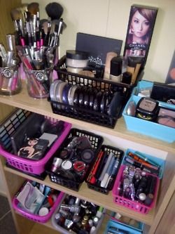 def need this Makeup Organization Ideas Small Spaces, Organization Ideas Small Spaces, Makeup Organization Ideas, Organizing Room, Rangement Makeup, Makeup Collection Goals, Makeup Life Hacks, Room Organization Bedroom, Diy Makeup Storage