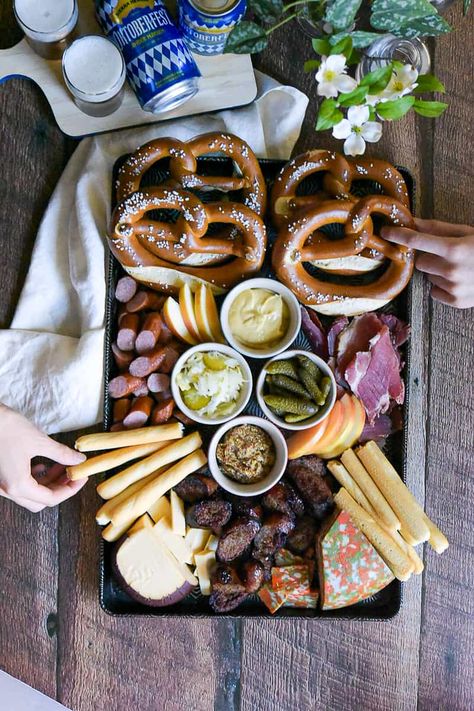 Octoberfest Snack Board - www.hungrytravelingmama.com German Board Food, Charcuterie Board Octoberfest, Beer Board Ideas, Octoberfest Charcuterie Board, Pretzel Board Ideas, Oktoberfest Board, Octoberfest Recipes, Charcuterie Lunch, Beer Bratwurst