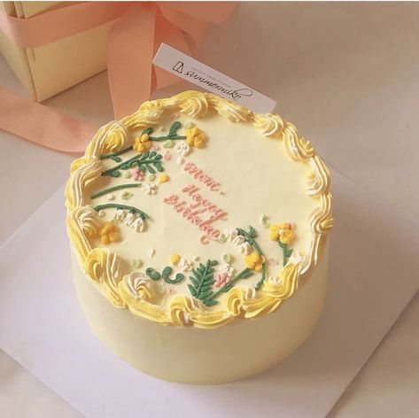 Birthday Cake Aesthetic Yellow, Simplistic Birthday Cake, Yellow Cake Decoration, Yellow Vintage Cake, Yellow Cake Design, Birthday Cakes Vintage, Simple Vintage Cake, Birthday Cake Yellow, Yellow Birthday Cake