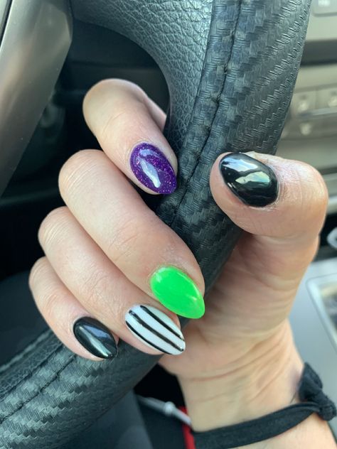 Punk Concert Nails, Halloween Nails Patchwork, Halloween Nexgen Nails, Nail Art Simple Halloween, Halloween Striped Nails, October Nails Ideas Almond, Short Beetlejuice Nails Simple, Simple Hocus Pocus Nails, Beetleguese Nails