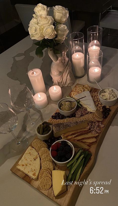 Dinner At Home, Dinner Decoration, Food Table, Cheese Platters, Food Inspo, Date Dinner, Birthday Dinners, Romantic Dinners, Wine And Dine