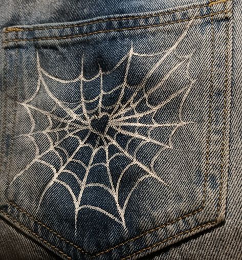 сердечко из паутины(рисунок на штанах) Spiderman Jeans Diy, Y2k Bleached Jeans, Designs To Draw On Pants, Bleached Pants Design, Drawing On Jeans Ideas, Drawing On Pants, Drawing On Jeans, Jean Painting Ideas, Custom Jeans Diy