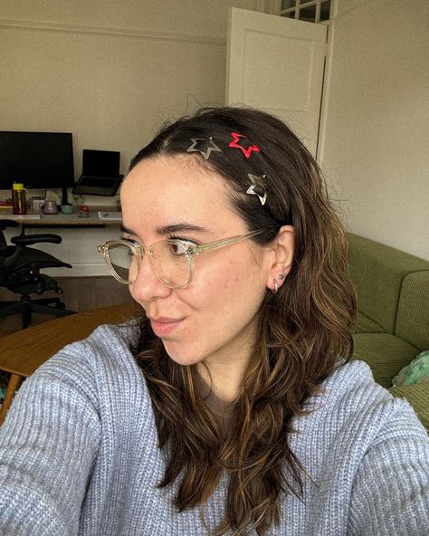 It’s funny to remember how much fun one girl made of me in 7th grade for wearing multiple amounts of hair clips to keep my fly-aways and baby hairs in place 👀 Today, wearing a bunch of them is trendy… Idk about you but I think I was ahead of my time if I’m honest ✨🥹❤️‍🔥 #hairclips #hairclipstrend #starhairclips #starclips #hairstyle #hairtutorial #hairfashion #editorialhair #hairideas #hairdo #clips Hairstyles For Hair Clips, Hair Beret Clip Hairstyles, Slick Back Hair With Clips, 90s Hairstyles Clips, Hair Clips Hairstyles Short Hair, Hair Ideas With Clips, Snap Clip Hairstyles, Tiny Hair Clips Hairstyles, Cute Hairclip Hairstyles