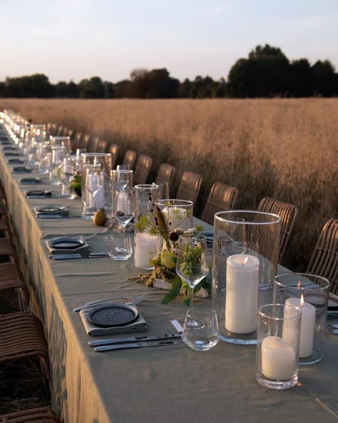 SOMEWHERE out of nowhere A long dinner table setup in a wild field accompanied by a small champagne pyramid to welcome guests. Natural flow with natural elements. This Inspiration shoot was to show how sustainability and luxury can work together. We chose an unconventional environment, and created a special experience for a beautiful occasion. Get the eco-luxe look. CONCEPT & DESIGN @marrybylen | @hay_events @qt.weds | @celebration.in.style PHOTO @eliz_weddings VIDEO & DRONE PICTURES ... Sustainable Table Decor, Long Table Dinner Decor, Champagne Pyramid, Long Dinner Table, Dinner Table Setup, Hay Table, Drone Pictures, Patterned Napkins, Sustainable Wedding