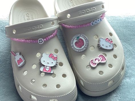 Bone Color Crocs With Charms, Croc Charms Hello Kitty, Cool Crocs, Crocs With Jibbitz, Crocs With Charms, Purple Crocs, Styling Crocs, New Crocs, Pink Crocs