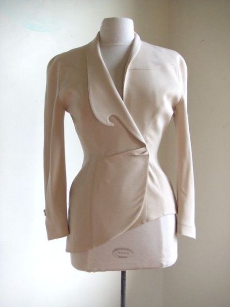 Thierry Mugler Mugler Blazer, Unique Blazer, Blazer Collar, Mode Mantel, Asymmetric Jacket, A Jacket, Thierry Mugler, Abayas Fashion, Collar Designs