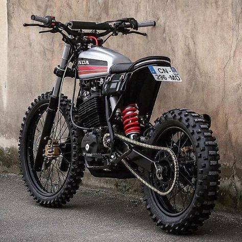 I would love to build one of these. . . #scrambler #tracker #motorcycle #honda #xr600 #fuel #fueltime Scrambler Motorcycle Ideas, Cb 450 Cafe Racer, Honda Dominator, Enduro Vintage, Motorcycle Ideas, Cafe Racer Moto, Honda Scrambler, Moto Scrambler, Tracker Motorcycle