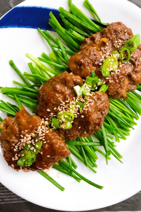 Tteokgalbi Korean Meatball Patties are perfect for anyone who loves sweet and sticky glazes on their food. #KoreanFood #Recipes #KoreanCuisine Soy Sauce Glaze, Korean Meatballs, Easy Vegetarian Breakfast, Healthy Korean Recipes, Beef Patties Recipes, Bulgogi Recipe, Popular Side Dishes, Shredded Chicken Recipes, Korean Cooking