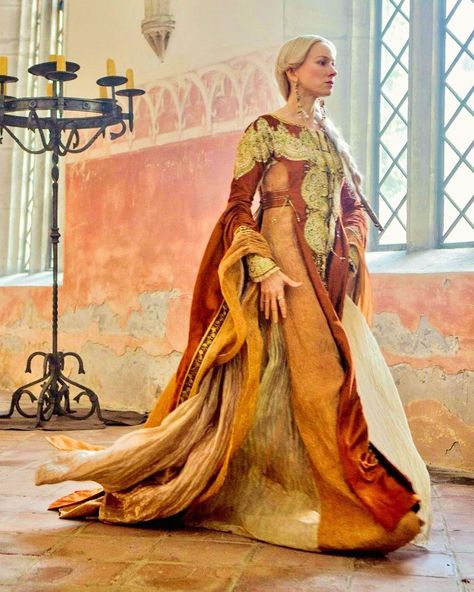 Period Drama Style & Aesthetic (@perioddramastyle) • Instagram photos and videos Queen Gertrude, Ophelia 2018, Hamlet Ophelia, Opera Aesthetic, Costumes Dresses, Daisy Ridley, Fantasy Dresses, Medieval Costume, Naomi Watts