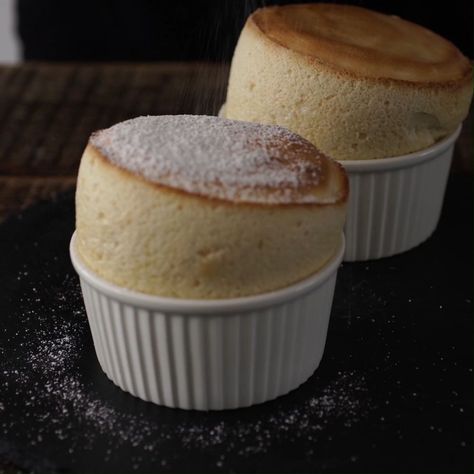 Vanilla Souffle, Haitian Recipes, Classic French Desserts, Souffle Recipes, Chocolate Souffle, Haitian Food Recipes, French Recipes, Baking Classes, Vanilla Flavor