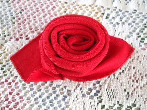 Rosemary's Sampler: Napkin Folding - a Rose                                                                                                                                                                                 More Napkin Folding Ideas Valentines Day, Heart Folded Napkin, Napkin Folding Rose, Diy Napkin Folding, Christmas Napkin Folding, Napkin Art, Easy Napkin Folding, Cloth Napkin Folding, Luxury Picnics