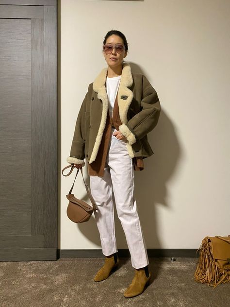 Sheepskin Jacket Women, Tan Shearling Jacket Outfit, Shearling Jacket Street Style, Shearling Jacket Outfit, Street Wear Aesthetic, Winter Streetstyle, Cold Weather Outfit, Autumn Winter 2023, Winter Fashion Outfits Casual