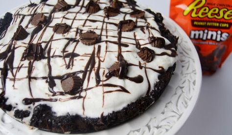 Copycat Dairy Queen Reese's Treatzza Pizza | Make it yourself! Copycat Dairy Queen, Dq Ice Cream Cake, Dq Ice Cream, Dairy Queen Ice Cream Cake, Fudge Ice Cream, Oreo Cream, Famous Chocolate, Cookie Dough Bites, Chocolate Crunch