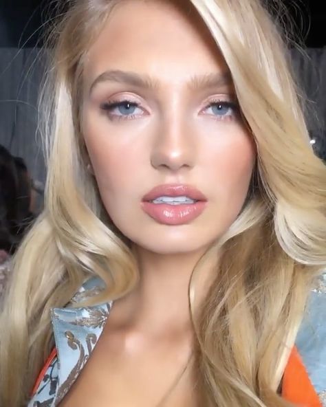 Victoria Secret Supermodel Makeup, Victoria Secret Runway Makeup, Angels Victoria Secret Models Makeup, 2000s Vs Angel Makeup, Victoria’s Secret Model Makeup, Victoria’s Secret Angel Make-up, Va Angel Makeup, Victorias Secret Angels Make Up, Victoria Secret Model Make Up