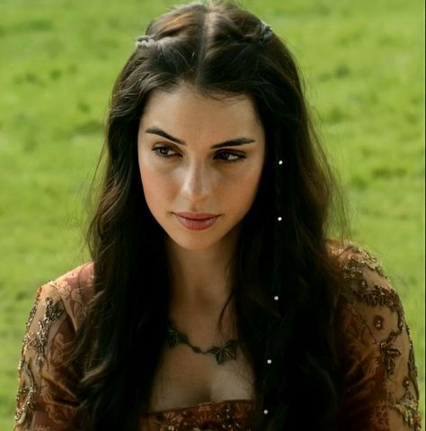 Mary Queen Of Scots Reign Hairstyles, Reign Outfits, Reign Hairstyles, Mary Reign, Reign Mary And Francis, Hairstyles For Gowns, Mary Stuart, Adelaide Kane, Mary Queen Of Scots