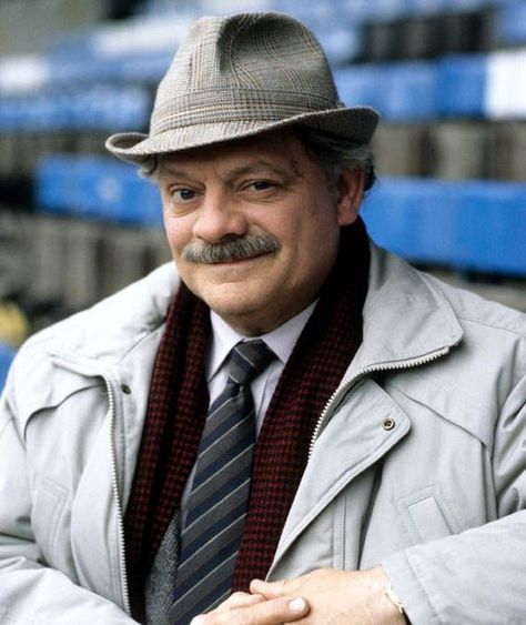 David Jason as Jack Frost British Tv Mysteries, Irish Costumes, David Jason, Tv Detectives, Famous Detectives, Fools And Horses, Classic Tv Shows, Old Tv Shows, Tv Radio