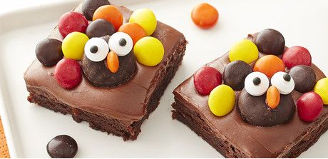 Kids of all ages will have fun making and eating these cute turkey brownies. Turkey Brownies, Holiday Recipies, Acorn Cookies, Thanksgiving Desserts Kids, Thanksgiving Cupcakes, Brownie Frosting, Thanksgiving Desserts Easy, Cupcake Wars, Easy Turkey