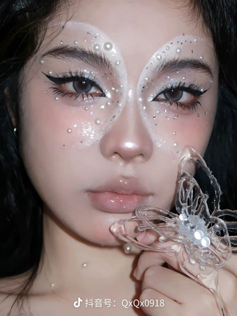 #douyin #makeup Royalcore Makeup, Fairy Make Up Look, Ethereal Makeup Aesthetic, Douyin Halloween, Fantasy Makeup Ideas Creative, Makeup Ideas Unique, Ethereal Aesthetic Makeup, Ethereal Makeup Goddesses, Fantasy Eye Makeup