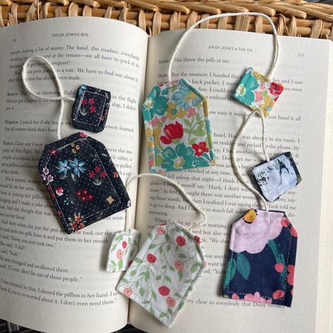 This tea bag bookmark is a must-have for any book lover or tea enthusiast.  The cozy design of the bookmark is perfect for keeping your place in a book while you enjoy a cup of tea or coffee. The floral cottage aesthetic adds a touch of charm to the bookmark, making it a unique and handmade accessory. The tea bag design of the bookmark is not only functional but also adds a fun element to your reading experience. The bookmark is perfect for any book or tea lover, making it a great gift for frien Tea Accessories Gift, Gifts For Tea Lovers Diy, Cute Tea Gifts, Scrap Material Crafts, Cloth Bookmarks Diy, Wax Paper Bookmarks, Small Scrap Sewing Projects, Felt Gifts For Women, Handmaid Christmas Gifts