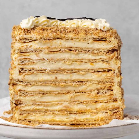 Napoleon cake cut in half. Napoleon Cake, Rough Puff Pastry, Puff Pastry Desserts, Hazelnut Cake, Boozy Desserts, Torte Cake, French Dessert, Puff Pastry Recipes, Pastry Desserts